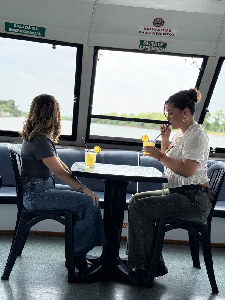 amigas merendando en un catamaran de paseo