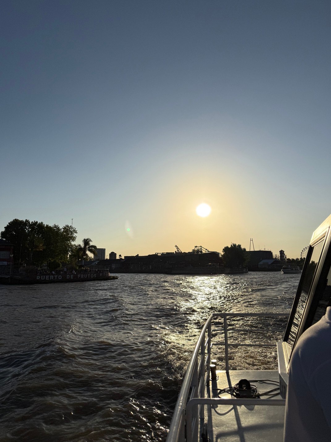 Catamaran navegando al atardecer por el Rio Lujan en el Delta de Tigre