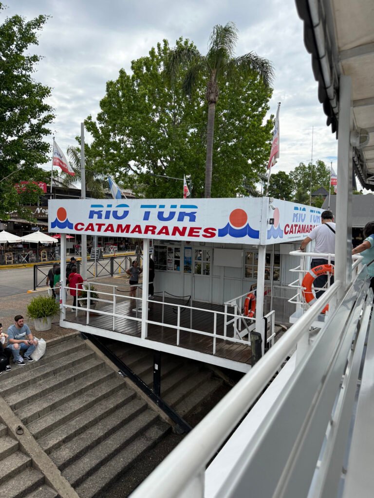 muelle y boleteria de la empresa Rio Tur Catamaranes que ofrece paseos por el Delta