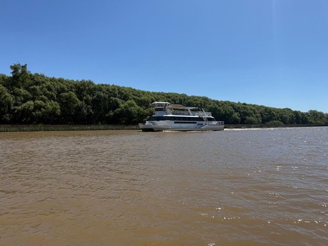 catamaran de paseos navegando por un rio del delta tigre un día despejado