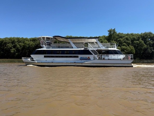 catamaran de paseo de rio tur navegando por un canal del delta de tigre