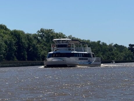 catamaran de frente navegando por un canal en el delta de tigre