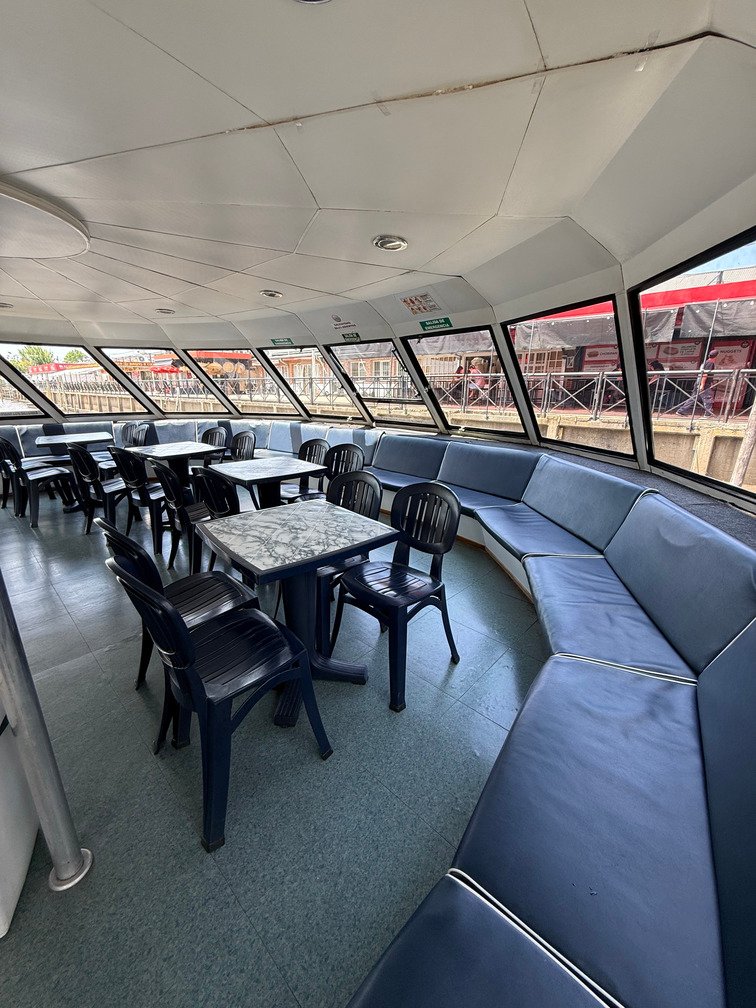 comedor y sala del interior de un catamaran de paseos por el delta de tigre