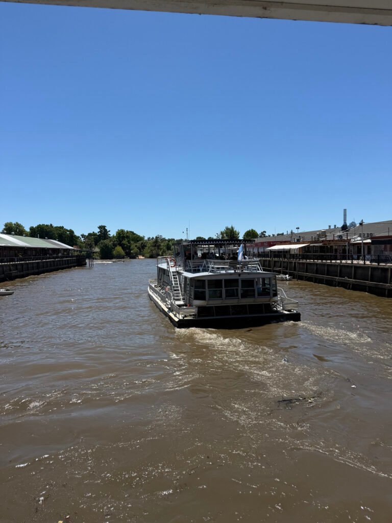 Catamaran de paseo saliendo del muelle en el Delta Tigre