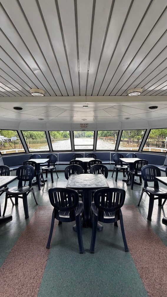 mesas y sillas en un catamaran de paseo navegando