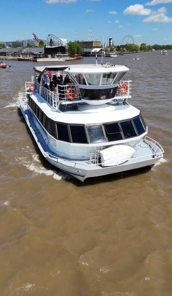 Catamaran de dos pisos navegando por el Delta de Tigre en un día soleado