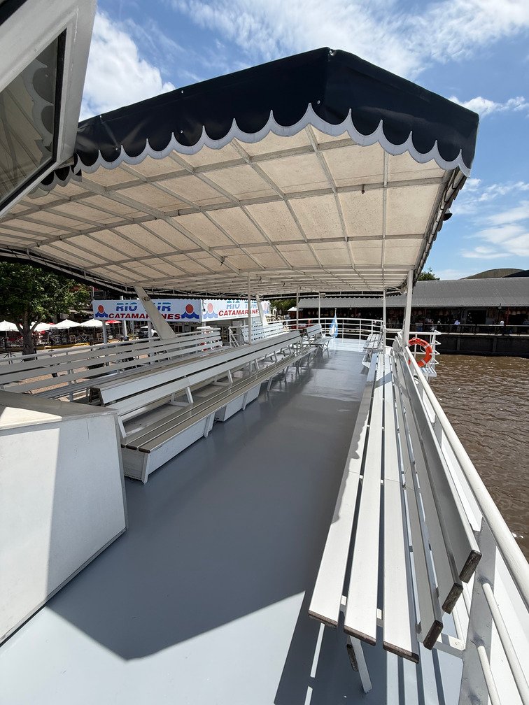 Terraza techada de un catamaran con los asientos vacios