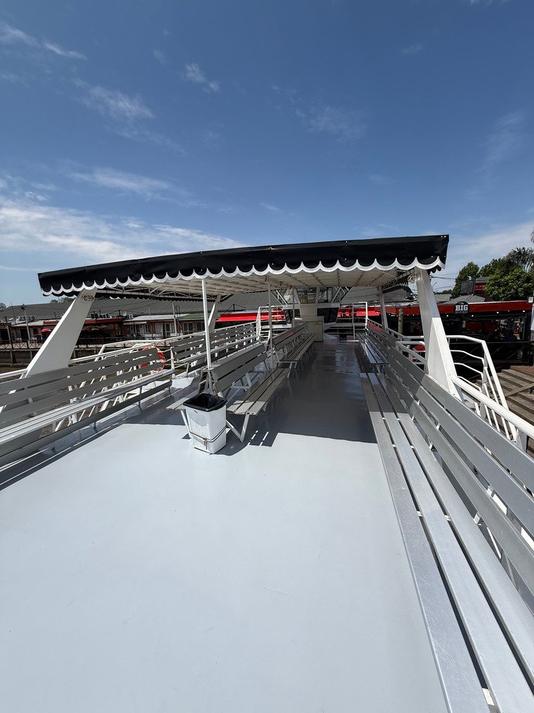 Terraza de un catamaran con los asientos vacios