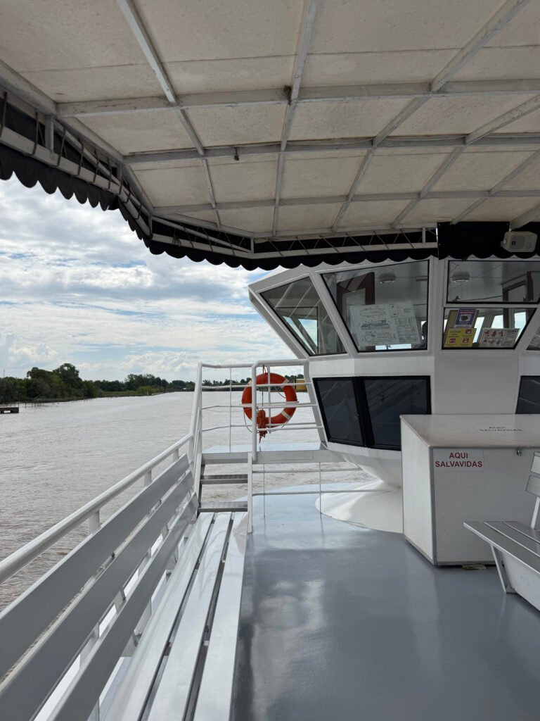 Terraza de un catamaran mientras se encuentra navegando