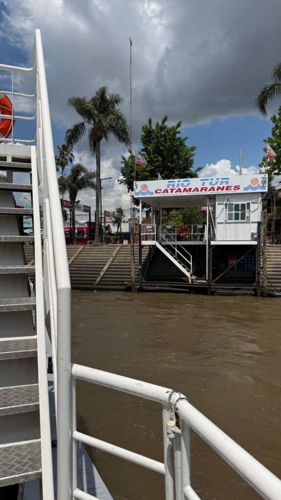Boleteria de Rio Tur Catamaranes en el Puerto de Frutos