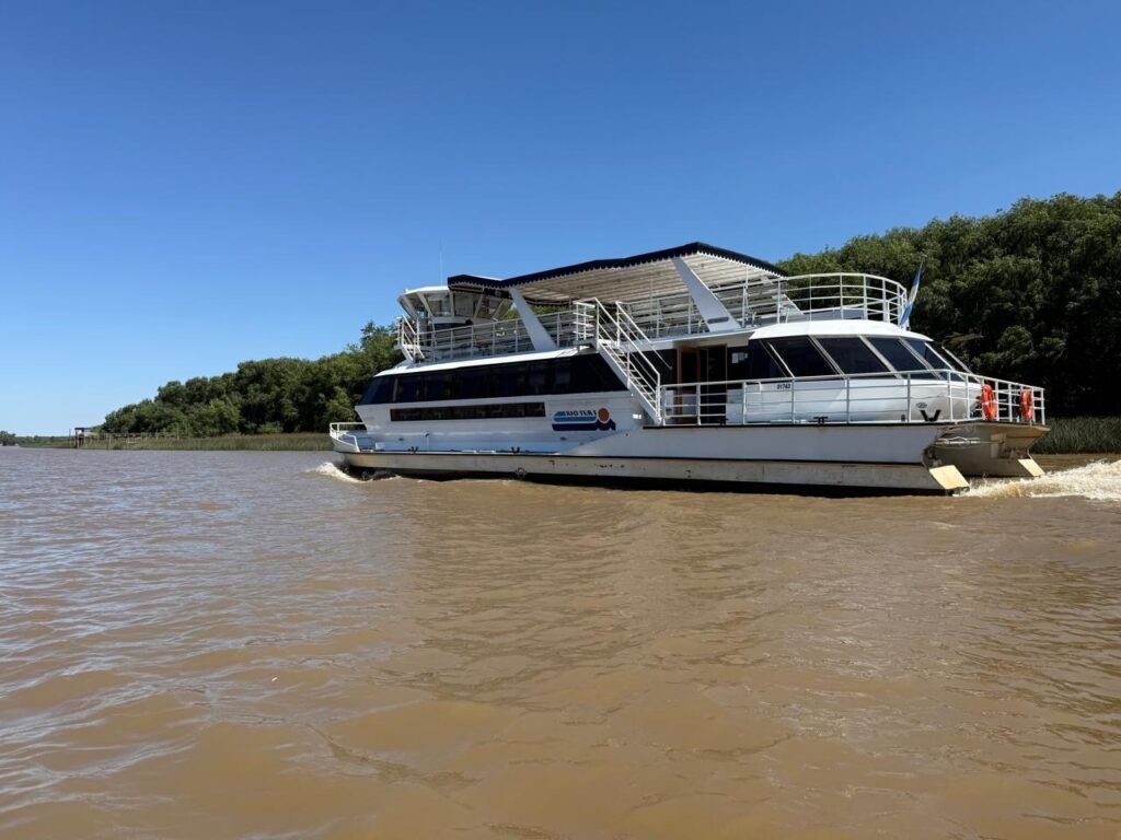 Catamaran navegando por las islas del delta de tigre