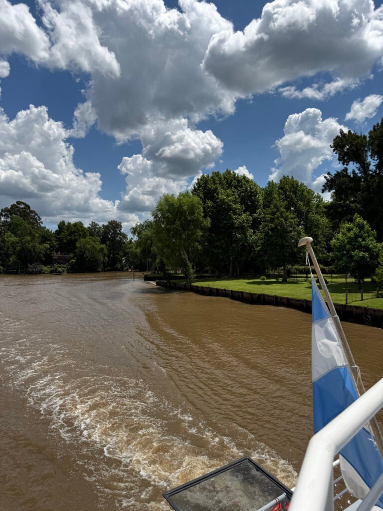 Bandera de argentina en una embarcación navegando en las islas del delta