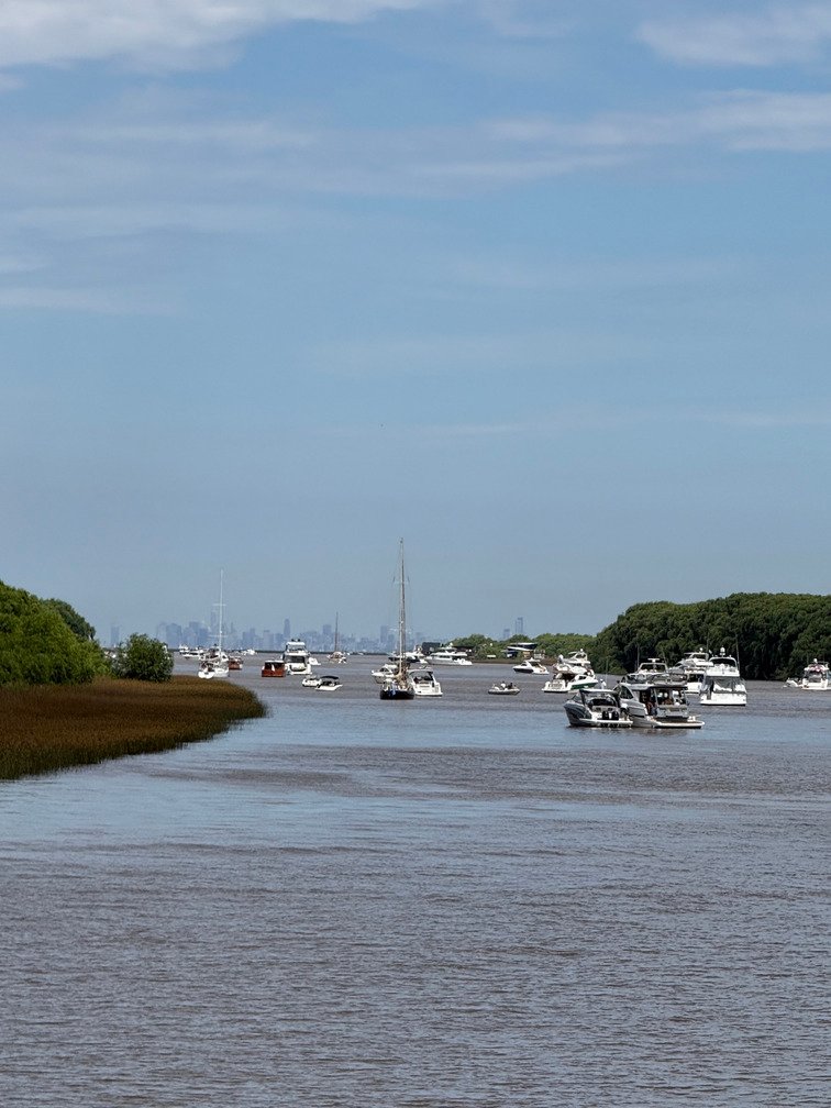 Canal de anclaje donde se ven yates disfrutando de un dia de sol