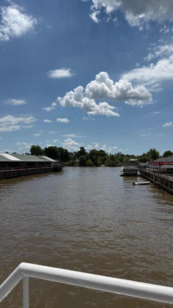 vistas del rio y muelles en el Puerto de Frutos de Tigre