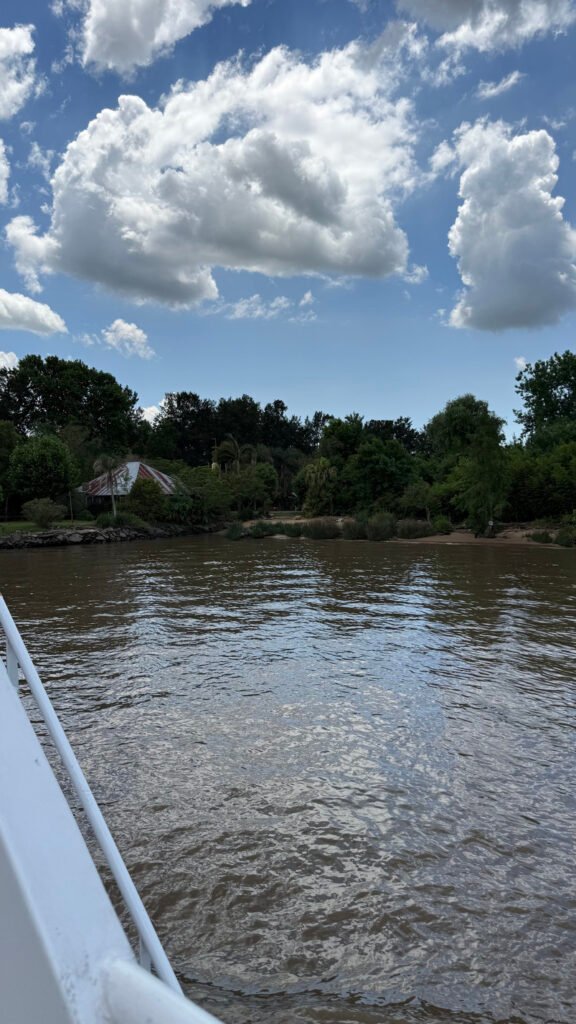 Arboles y una casa en las islas del delta de tigre