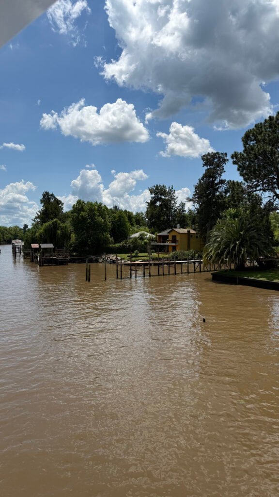 casas isleñas en un rio con un cielo despejado y algunas nubes