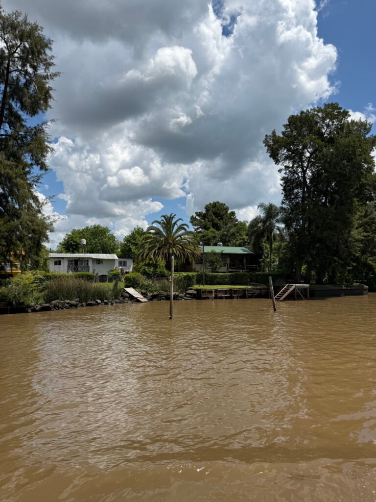 Casas isleñas en el rio delta tigre