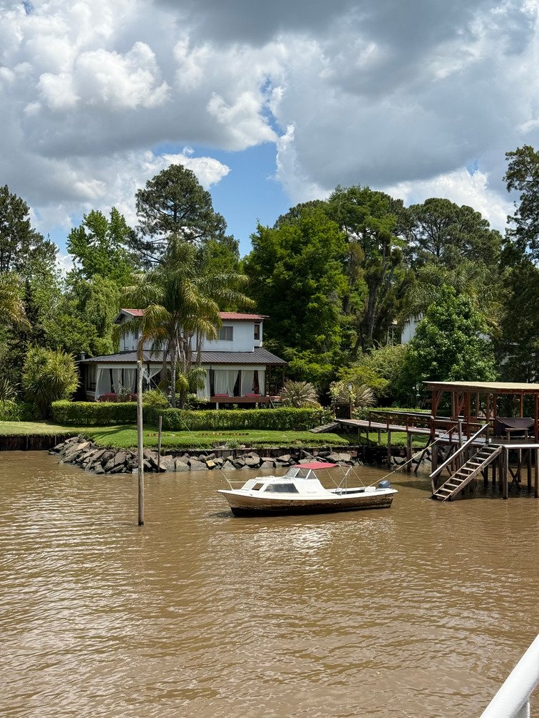 casas isleñas y un bote en las islas del tigre