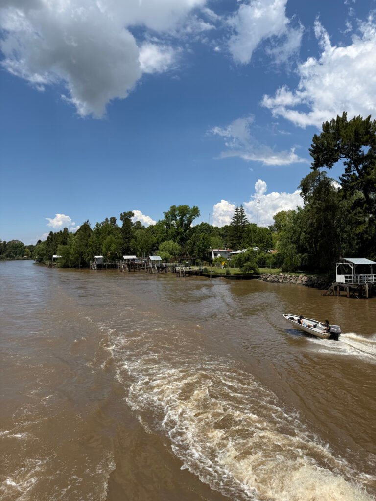 Barco navegando en un canal del Delta de Tigre