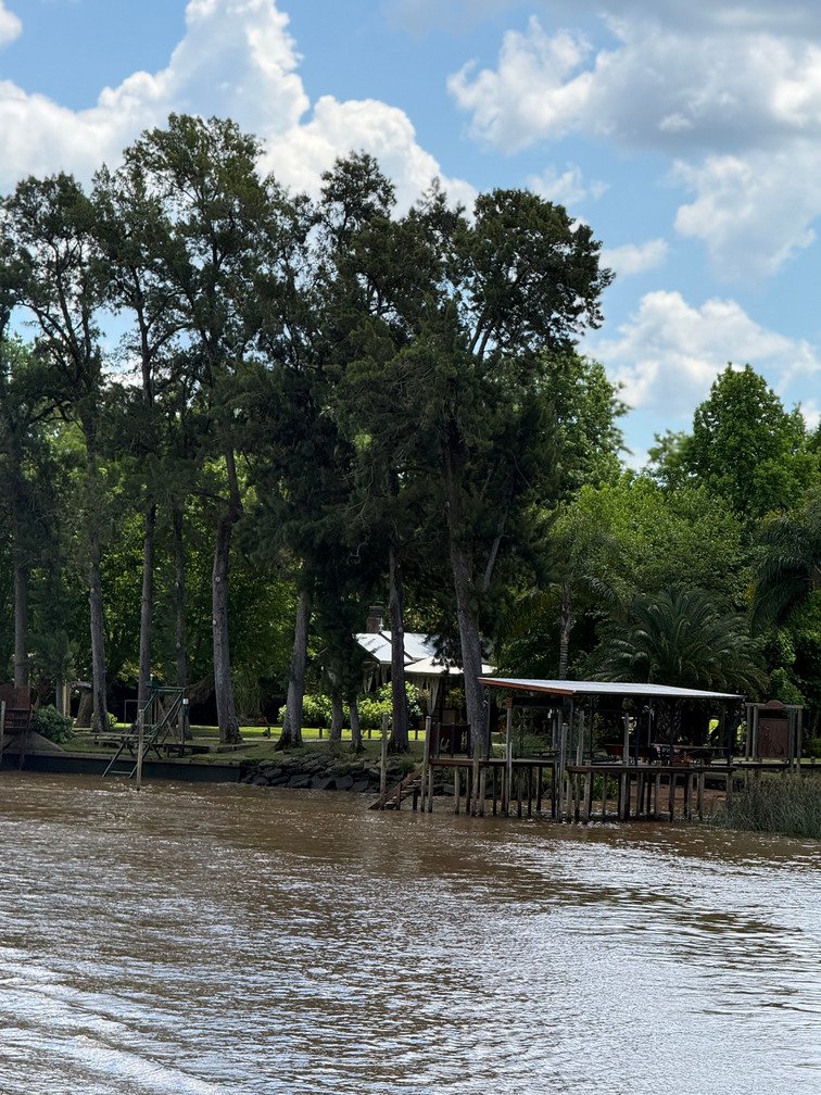 Un muelle, una casa y arboles en las islas del Delta en Tigre