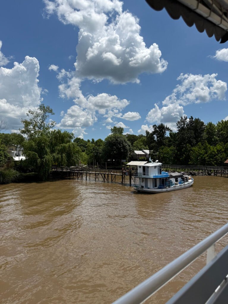 Lancha almacen parando en un muelle en el delta de tigre