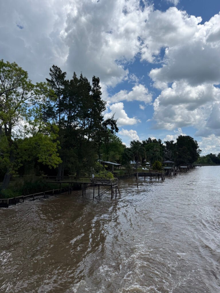 Muchos arboles y muelles en las islas del delta tigre en un dia nublado
