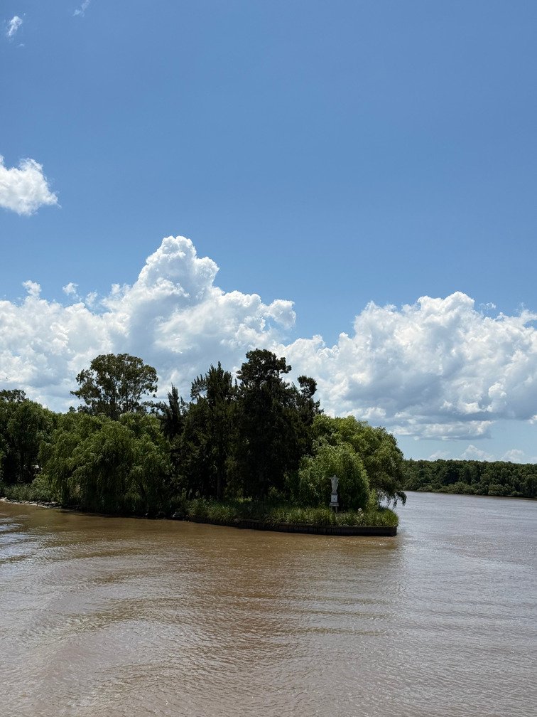 Virgen Maria en una isla del Delta de Tigre