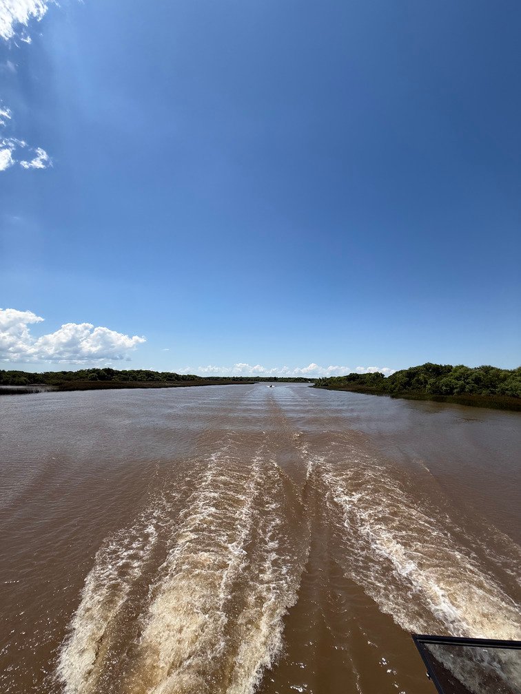 Canal ancho llamado Canal Vinculación en el Delta de Tigre