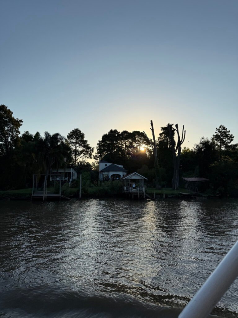 atardecer entre los arboles en las islas del delta de tigre