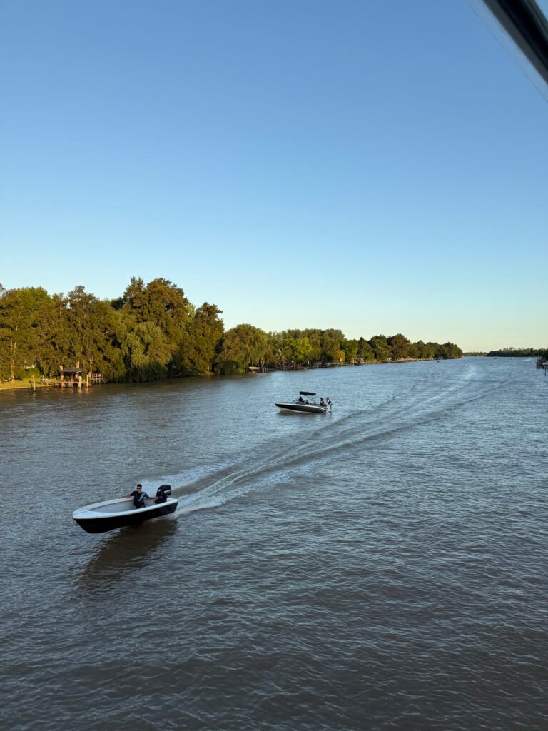 lanchas navegando por un canal de las islas del delta
