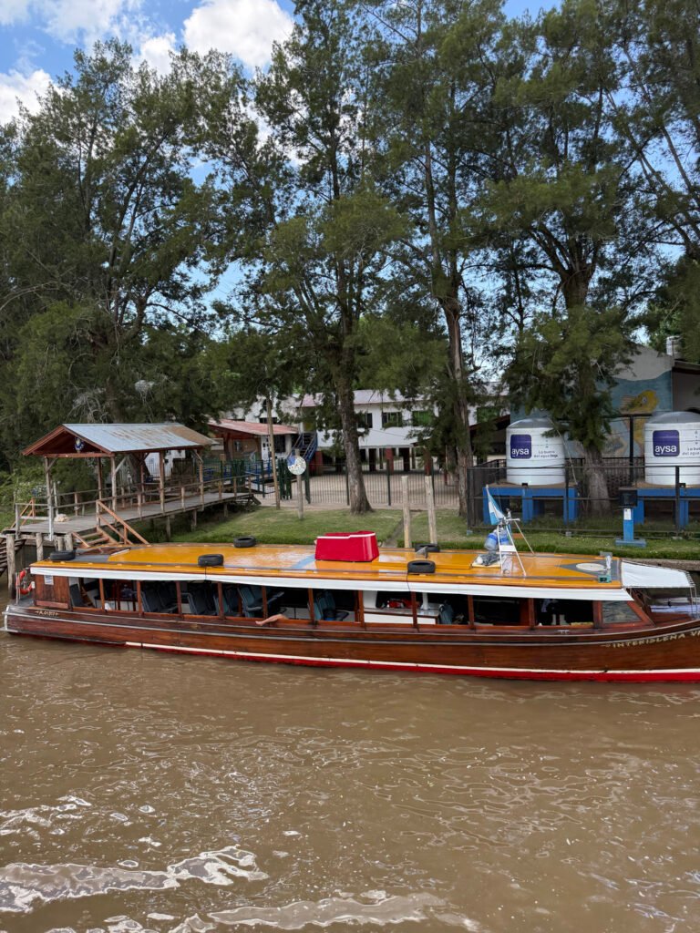 Lancha colectiva amarrada en una escuela del Delta de Tigre