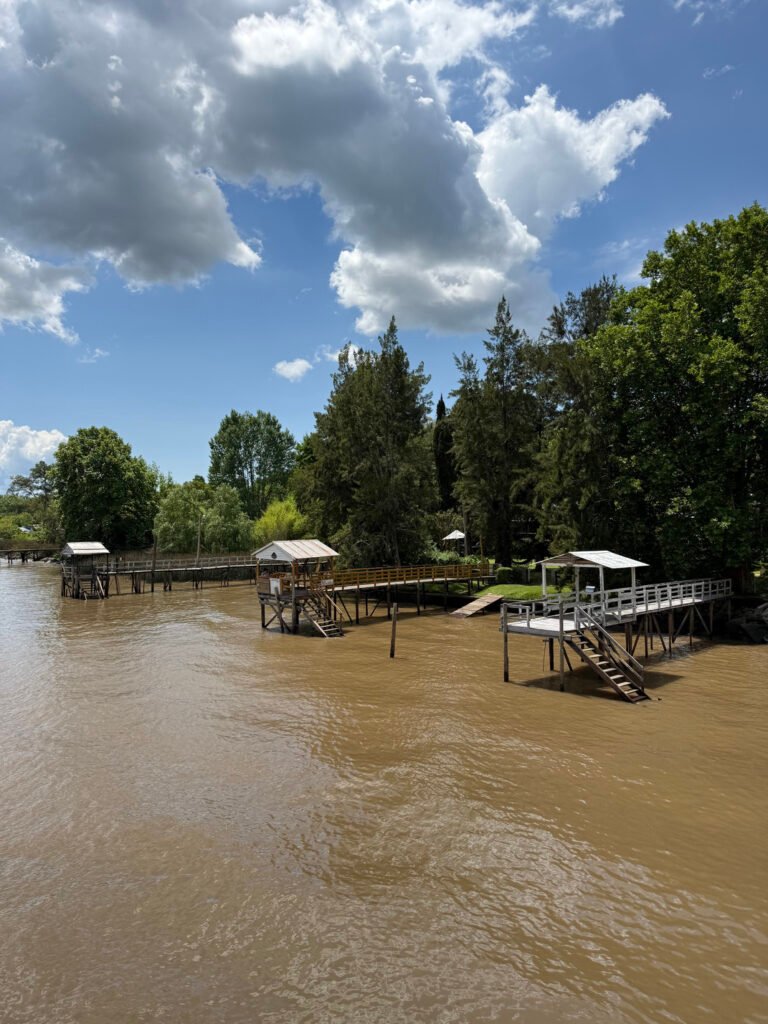 Tres muelles en la isla del delta tigre en un dia soleado