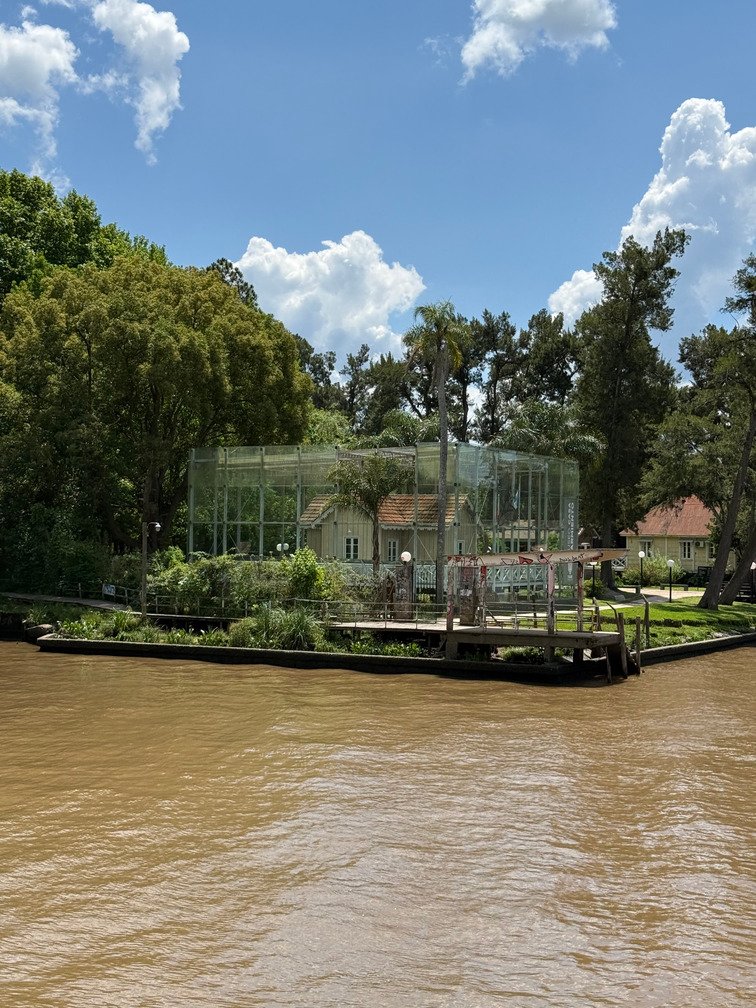 Casa Museo de Sarmiento protegida por estructura de vidrio en el Delta del Tigre