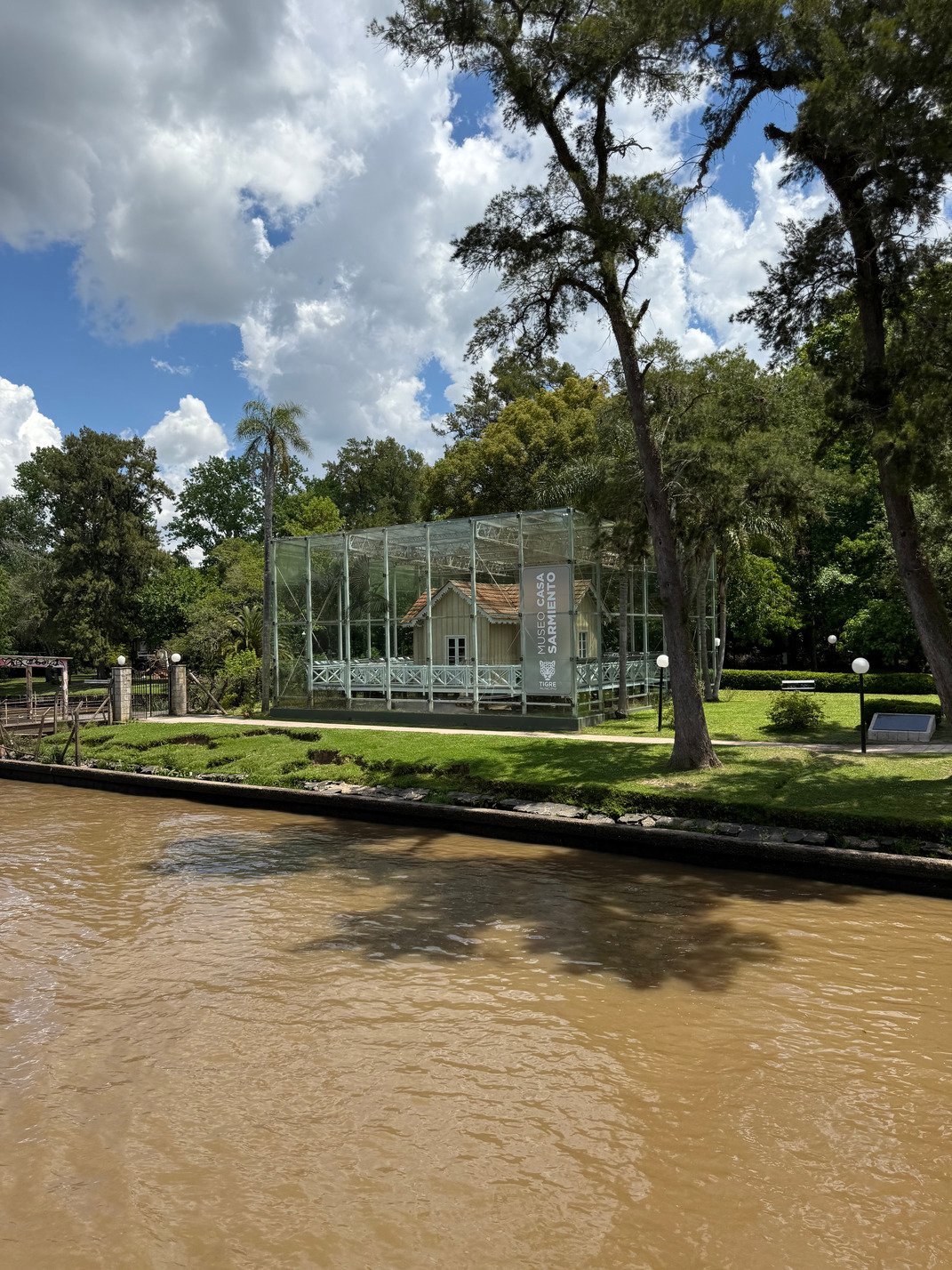 Casa Museo de Sarmiento protegida por estructura de vidrio en el Delta del Tigre