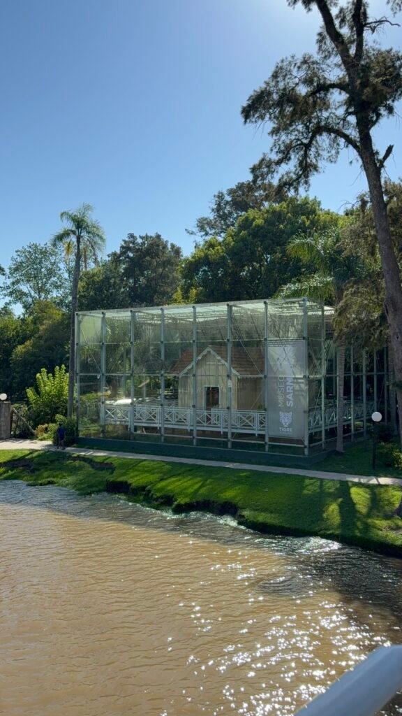 Casa Museo de Sarmiento protegida por estructura de vidrio en el Delta del Tigre